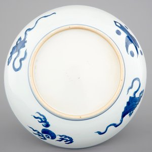 A blue and white Chinese porcelain dish for the Islamic market, Kangxi, 1662-1723 — photo 2