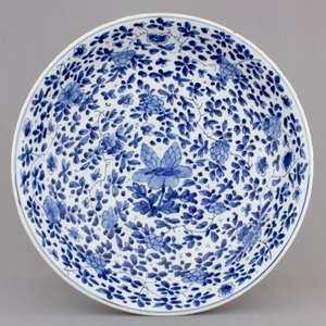 A blue and white Chinese porcelain dish with floral scrolls, Kangxi, ca. 1700 — photo 1