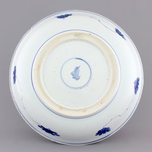 A blue and white Chinese porcelain dish with floral scrolls, Kangxi, ca. 1700 — photo 2
