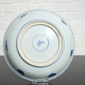 A blue and white Chinese porcelain dish with floral scrolls, Kangxi, ca. 1700 — photo 3