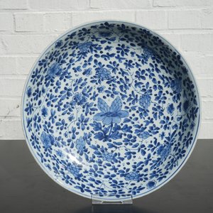 A blue and white Chinese porcelain dish with floral scrolls, Kangxi, ca. 1700 — photo 4