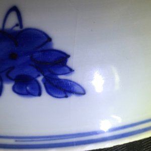 A blue and white Chinese porcelain dish with floral scrolls, Kangxi, ca. 1700 — photo 5