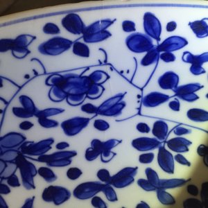 A blue and white Chinese porcelain dish with floral scrolls, Kangxi, ca. 1700 — photo 6