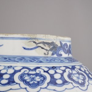 A blue and white Chinese porcelain dragon vase and a Japanese vase with a tiger, 19th C. — 照片 3
