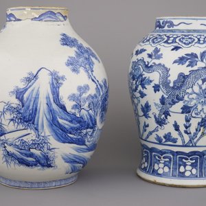 A blue and white Chinese porcelain dragon vase and a Japanese vase with a tiger, 19th C. — 照片 8