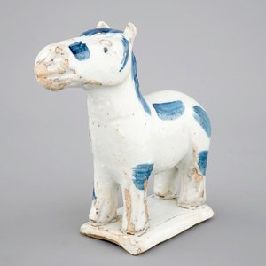 Een blauw-wit Chinees porseleinen paard voor de Nederlandse markt, 18e eeuw — foto 1