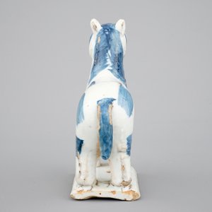 Een blauw-wit Chinees porseleinen paard voor de Nederlandse markt, 18e eeuw — foto 3