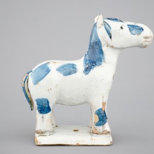 Een blauw-wit Chinees porseleinen paard voor de Nederlandse markt, 18e eeuw — foto 4