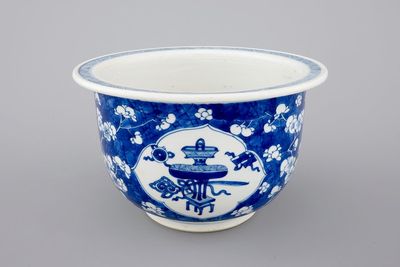 A blue and white Chinese porcelain flower bowl, Kangxi, ca. 1700