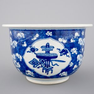 A blue and white Chinese porcelain flower bowl, Kangxi, ca. 1700 — foto 2