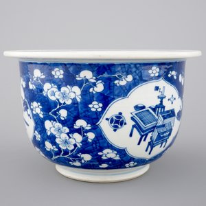 A blue and white Chinese porcelain flower bowl, Kangxi, ca. 1700 — foto 3