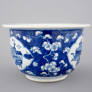A blue and white Chinese porcelain flower bowl, Kangxi, ca. 1700 — foto 4