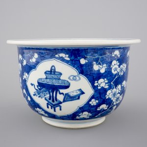 A blue and white Chinese porcelain flower bowl, Kangxi, ca. 1700 — foto 5