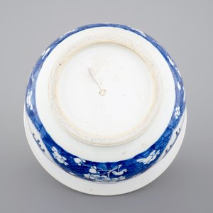 A blue and white Chinese porcelain flower bowl, Kangxi, ca. 1700 — foto 7