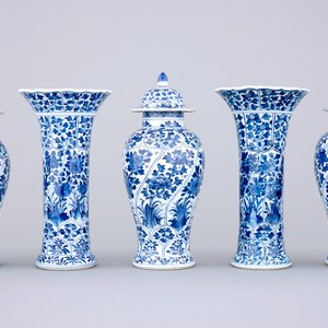 A blue and white Chinese porcelain garniture of 5 vases, Kangxi, 18th C. — photo 1