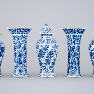 A blue and white Chinese porcelain garniture of 5 vases, Kangxi, 18th C. — photo 2