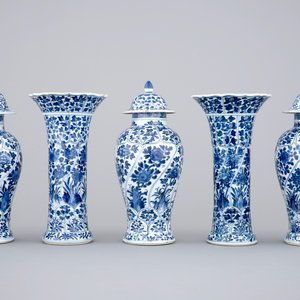 A blue and white Chinese porcelain garniture of 5 vases, Kangxi, 18th C. — photo 3