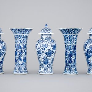 A blue and white Chinese porcelain garniture of 5 vases, Kangxi, 18th C. — photo 4