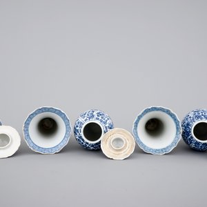 A blue and white Chinese porcelain garniture of 5 vases, Kangxi, 18th C. — photo 5
