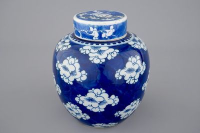 Un pot à gingembre bleu et blanc, Kangxi, ca. 1700