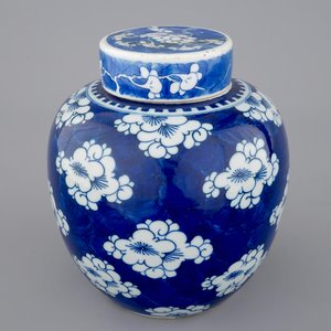 A blue and white Chinese porcelain ginger jar and cover, Kangxi, ca. 1700 — photo 1