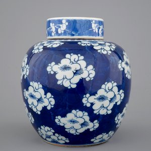 A blue and white Chinese porcelain ginger jar and cover, Kangxi, ca. 1700 — photo 2