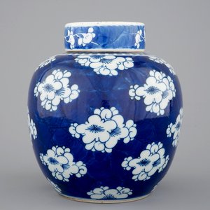A blue and white Chinese porcelain ginger jar and cover, Kangxi, ca. 1700 — photo 3