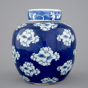 A blue and white Chinese porcelain ginger jar and cover, Kangxi, ca. 1700 — photo 4