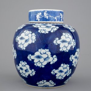 A blue and white Chinese porcelain ginger jar and cover, Kangxi, ca. 1700 — photo 5