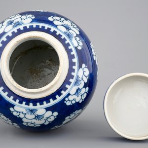 A blue and white Chinese porcelain ginger jar and cover, Kangxi, ca. 1700 — photo 6