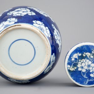 A blue and white Chinese porcelain ginger jar and cover, Kangxi, ca. 1700 — photo 7