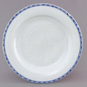 A blue and white Chinese porcelain incised dish, Qianlong, 18th C. — 照片 1