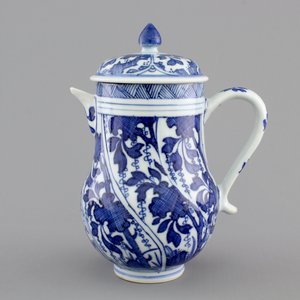 A blue and white Chinese porcelain jug and cover, Kangxi, ca. 1700 — foto 1