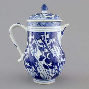 A blue and white Chinese porcelain jug and cover, Kangxi, ca. 1700 — foto 3