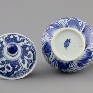 A blue and white Chinese porcelain jug and cover, Kangxi, ca. 1700 — foto 5