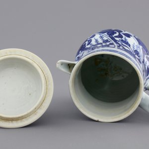 A blue and white Chinese porcelain jug and cover, Kangxi, ca. 1700 — foto 6