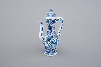Une verseuse en porcelaine de Chine bleu et blanc pour le marché islamique, Kangxi, ca. 1700
