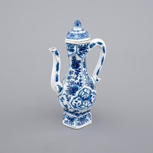A blue and white Chinese porcelain jug with cover for the Islamic market, Kangxi, ca. 1700 — photo 1