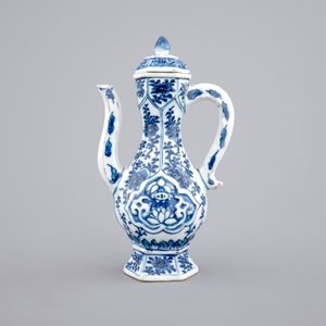 A blue and white Chinese porcelain jug with cover for the Islamic market, Kangxi, ca. 1700 — photo 2