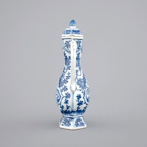 A blue and white Chinese porcelain jug with cover for the Islamic market, Kangxi, ca. 1700 — photo 3
