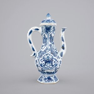 A blue and white Chinese porcelain jug with cover for the Islamic market, Kangxi, ca. 1700 — photo 4