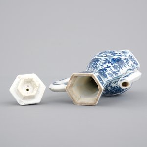 A blue and white Chinese porcelain jug with cover for the Islamic market, Kangxi, ca. 1700 — photo 6