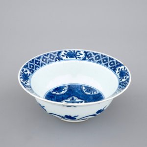 Un bol en porcelaine de Chine bleu et blanc, Kangxi, ca. 1700 — photo 1