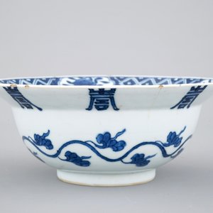 Un bol en porcelaine de Chine bleu et blanc, Kangxi, ca. 1700 — photo 4