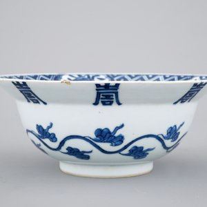 Un bol en porcelaine de Chine bleu et blanc, Kangxi, ca. 1700 — photo 5
