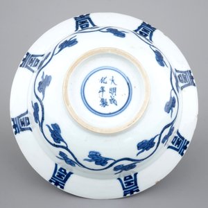 Un bol en porcelaine de Chine bleu et blanc, Kangxi, ca. 1700 — photo 7