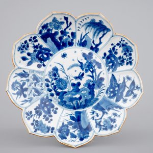 A blue and white Chinese porcelain lotus shaped plate, Kangxi, ca. 1700 — photo 1