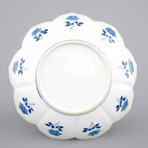 A blue and white Chinese porcelain lotus shaped plate, Kangxi, ca. 1700 — photo 2