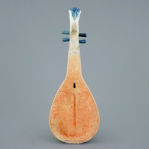A blue and white Chinese porcelain model of a pipa lute, 19th C. — photo 3