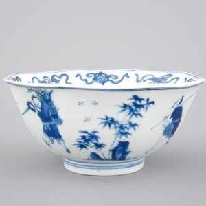 A blue and white Chinese porcelain octagonal bowl and a plate, Kangxi, ca. 1700 — photo 4